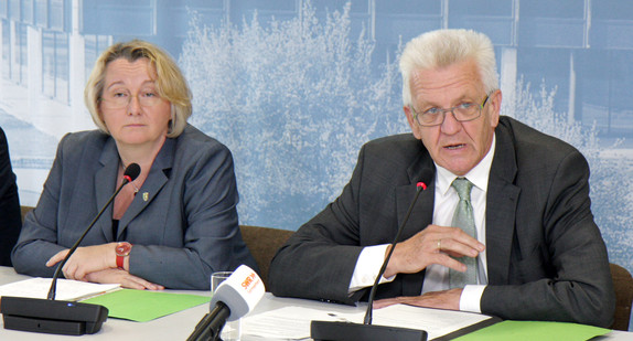 Ministerpräsident Winfried Kretschmann (r.) und Wissenschaftsministerin Theresia Bauer (l.) bei der Regierungspressekonferenz am 8. Juli 2014 in Stuttgart