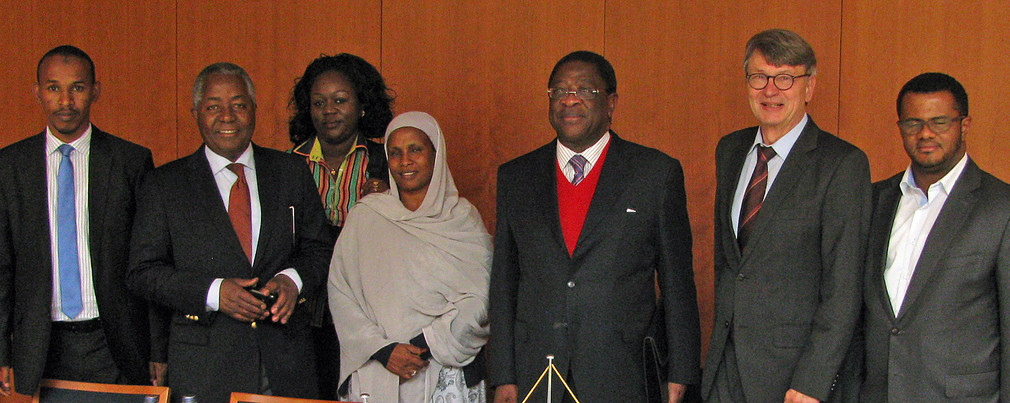Delegation des Senats von Kenia mit Delegationsleiter Senator Amos Wako (3.v.r.) und Ministerialdirigent Dr. Claus-Peter Clostermeyer, Dienststellenleiter der Landesvertretung (2.v.r.)