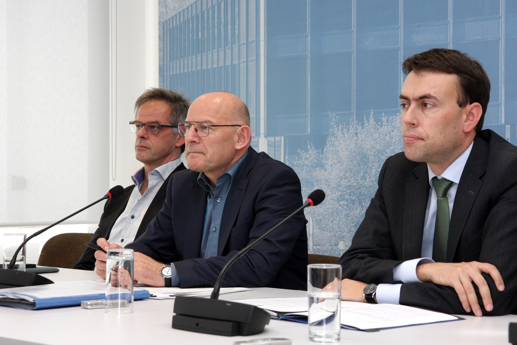 v.l.n.r.: Regierungssprecher Rudi Hoogvliet, Verkehrsminister Winfried Hermann und der stellvertretende Ministerpräsident Nils Schmid am 21. Oktober 2014 bei der Regierungspressekonferenz in Stuttgart