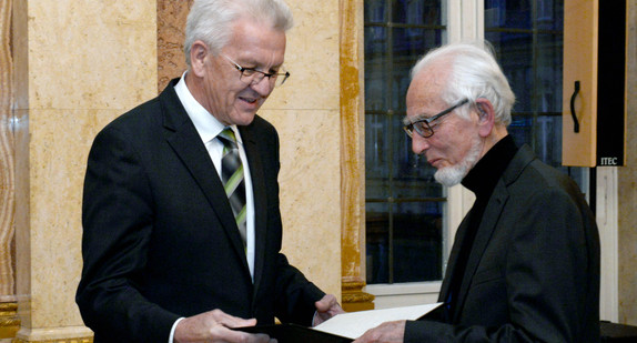 Ministerpräsident Winfried Kretschmann (l.) überreicht Bundesminister a.D. Dr. Erhard Eppler (r.) die Verleihungsurkunde mit dem Ehrentitel Professor
