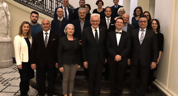 Gruppenbild mit Ministerpräsident Winfried Kretschmann (vorne, 4.v.l.), dem Antisemitismusbeauftragen der Landesregierung, Dr. Michael Blume  (vorne, 5.v.l.), und den Mitgliedern des Expertenrats (Bild: Staatsministerium Baden-Württemberg)