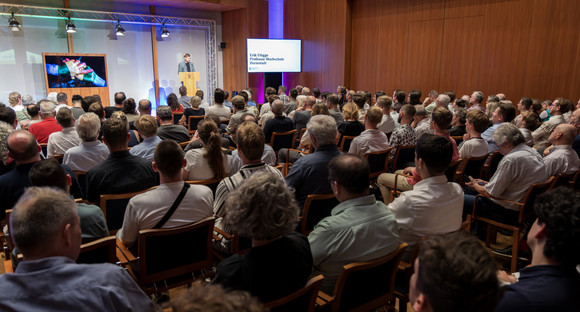 Erik Flügge, Professor für Politische Kommunikation an der Hochschule Darmstadt und das Publikum im Großen Saal der Landesvertretung