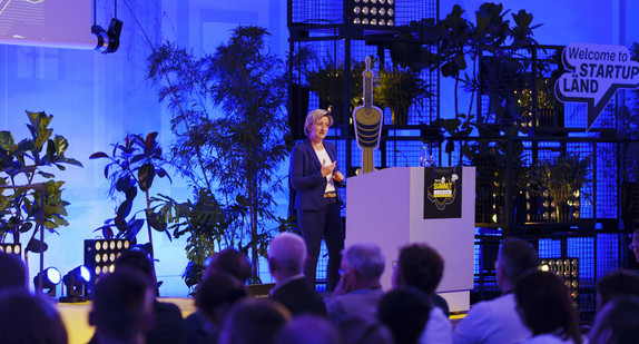 Wirtschaftsministerin Dr. Nicole Hoffmeister-Kraut bei der Eröffnung des Start-up BW Summit 2025 