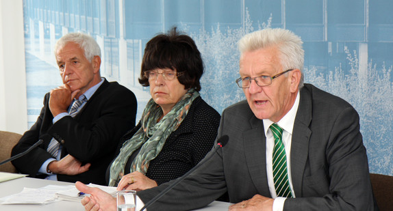 Ministerpräsident Winfried Kretschmann (r.), Staatsrätin Gisela Erler (M.) und Justizminister Rainer Stickelberger (l.)