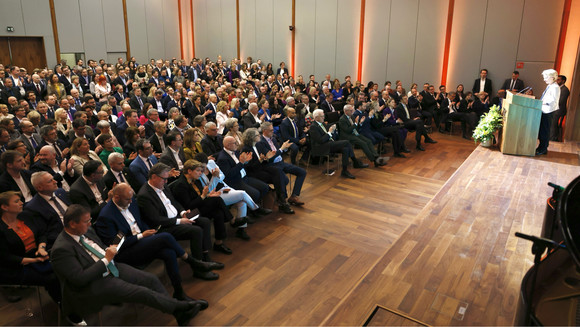 Blick in den Saal bei der Rede von Ursula von der Leyen (rechts), Präsidentin der Europäischen Kommission