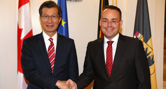 Minister Peter Friedrich (r.) und Minister Michael Chan (l.)