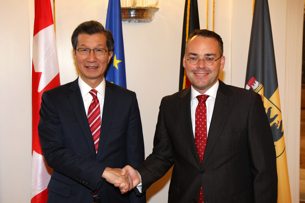 Minister Peter Friedrich (r.) und Minister Michael Chan (l.)