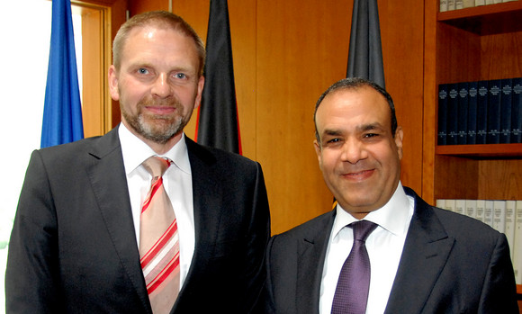 (L-R) Der Bevollmächtigte des Landes Baden-Württemberg beim Bund Volker Ratzmann und der Botschafter der Arabischen Republik Ägypten Badr Abdelatty 