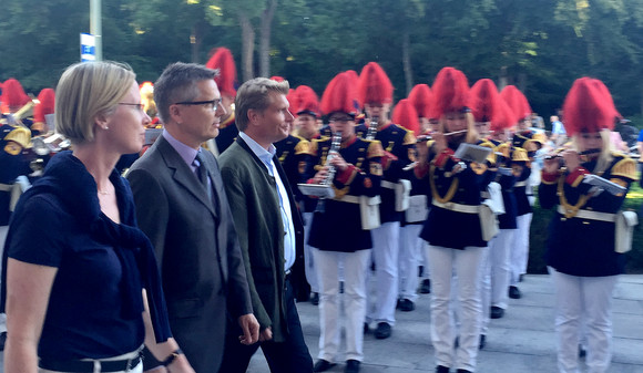 Landrätin Stefanie Bürkle, Dienststellenleiter Andreas Schulze und Thomas Bareiß, MdB mit der Ehrengarde (L-R)