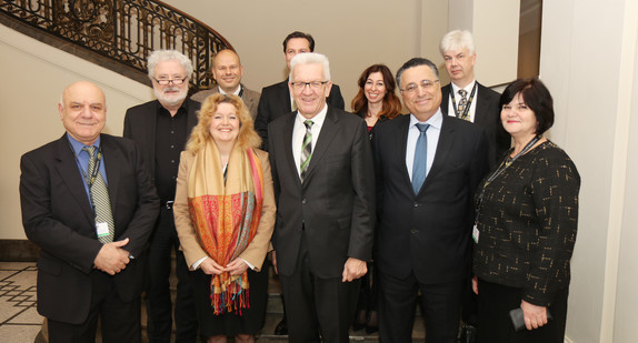 Gruppenbild mit Ministerpräsident Winfried Kretschmann (M.) und Klaus-Peter Murawski, Staatsminister und Chef der Staatskanzlei (2.v.l.)