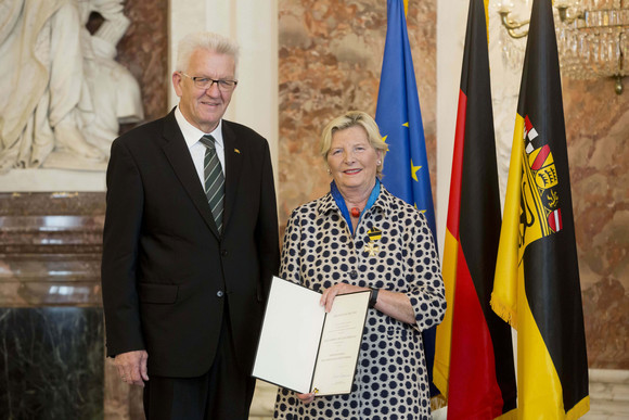 Ministerpräsident Winfried Kretschmann (l.) und Bürgermeisterin a. D. Gabriele Müller-Trimbusch (r.)