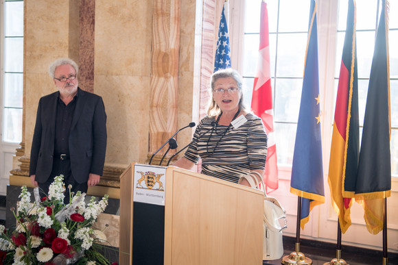 Staatsminister Klaus-Peter Murawski (l.) und Diana Thimmig (r.), Doyenne der Honorarkonsuln aus den USA und Kanada