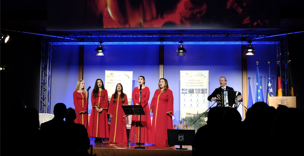 Die Ethnogruppe „Gora“ aus Berlin, hier bei der Eröffnung des Donausalons, gestaltete auch den Bosnisch-Herzegowinischer Kulturabend mit.