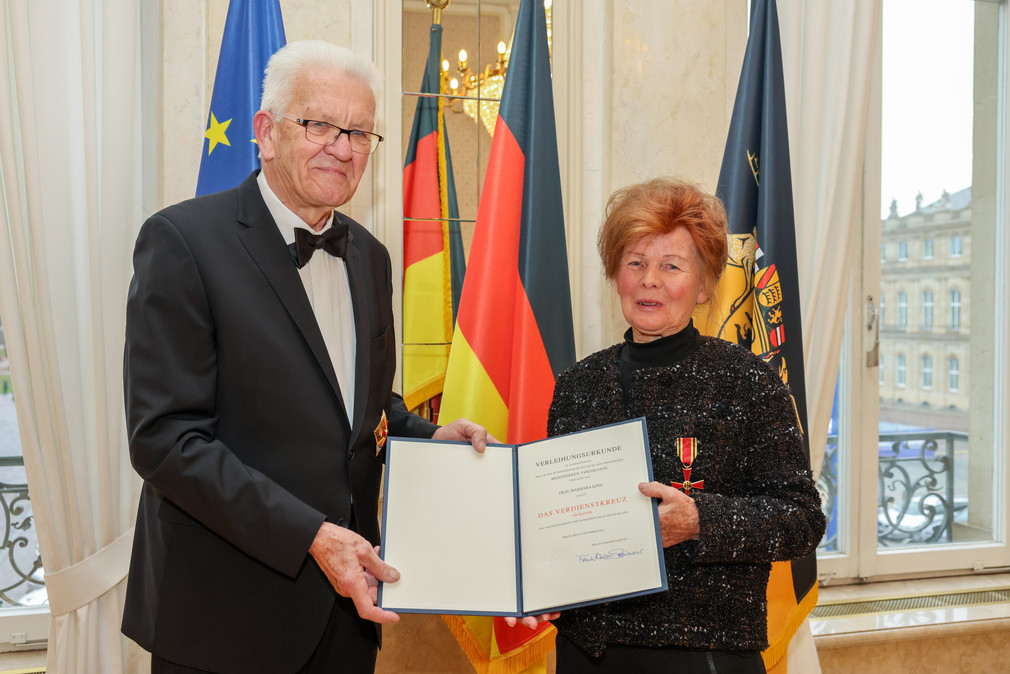 Ministerpräsident Winfried Kretschmann (links) und Barbara King (rechts)