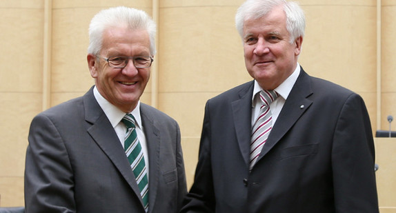 Der bayerische Ministerpräsident Horst Seehofer (r.) und Ministerpräsident Winfried Kretschmann (l.) am 12.10.2012 im Bundesrat in Berlin. (Foto: Bundesrat)