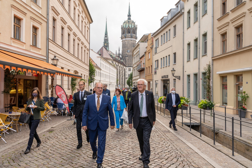 Ministerpräsident Winfried Kretschmann (r.) mit Reiner Haseloff (l.), Ministerpräsident von Sachsen-Anhalt, bei einem Spaziergang durch die Altstadt Wittenbergs vor dem Turm der Schlosskirche (Bild: Staatsministerium Baden-Württemberg)