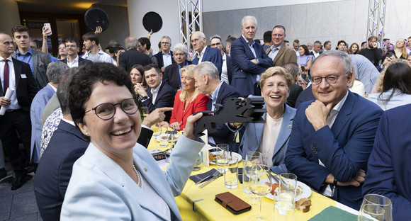 Politisches Sommerfest 60. Stallwächterparty: Aus Tradition in die Zukunft Justizministerin Marion Gentges und Bauministerin Nicole Razavi mit einem 3D-Löwen