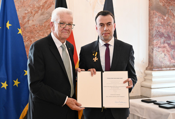 Auszeichnung Verdienstorden des Landes an 24 verdiente Persönlichkeiten Ministerpräsident Winfried Kretschmann (links) und Dr. Nils Schmid (rechts)
