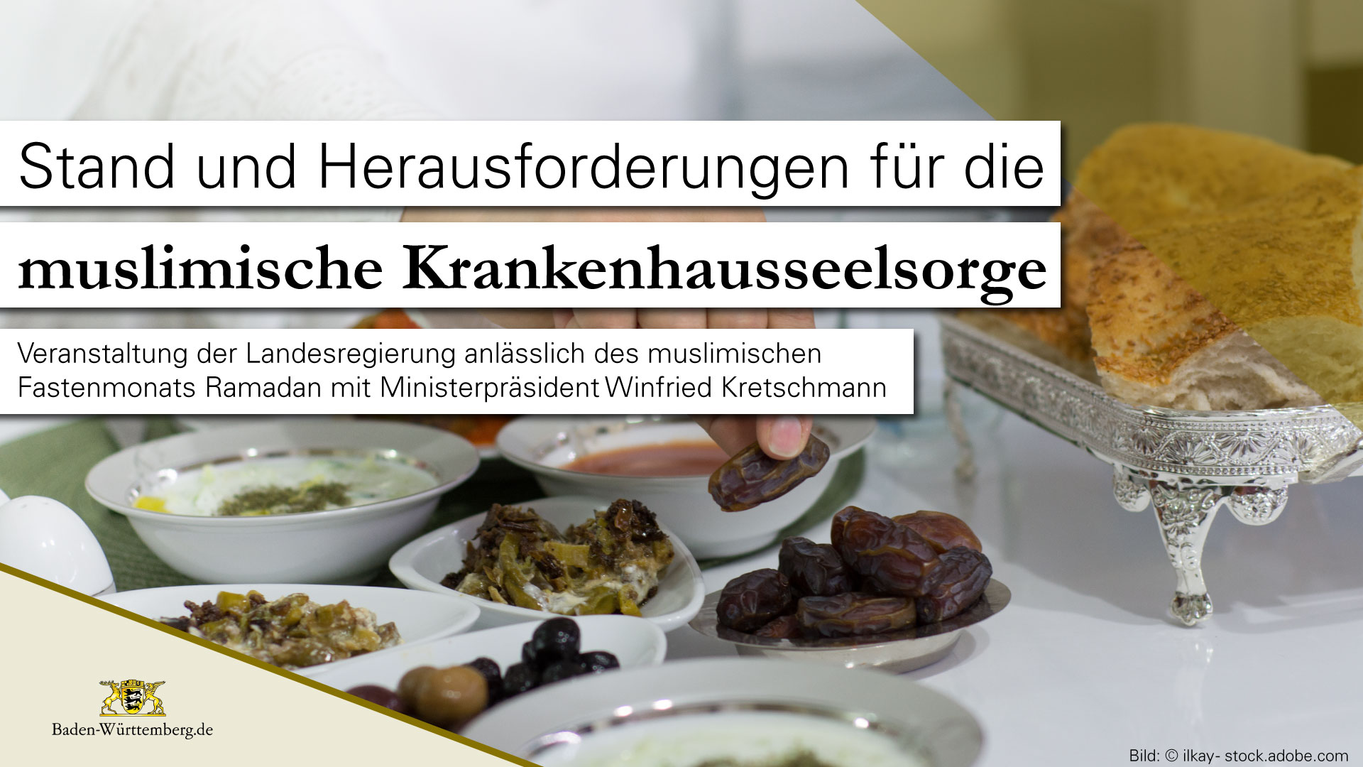 Eine Person nimmt bei einem Abendessen während des Fastenmonats Ramadan eine Dattel aus einer von mehreren Essensschalen. Dazu Schriftzüge „Stand und Herausforderungen für die muslimische Krankenhausseelsorge“ und „Veranstaltung der Landesregierung anlässlich des muslimischen Fastenmonats Ramadan mit Ministerpräsident Winfried Kretschmann“.