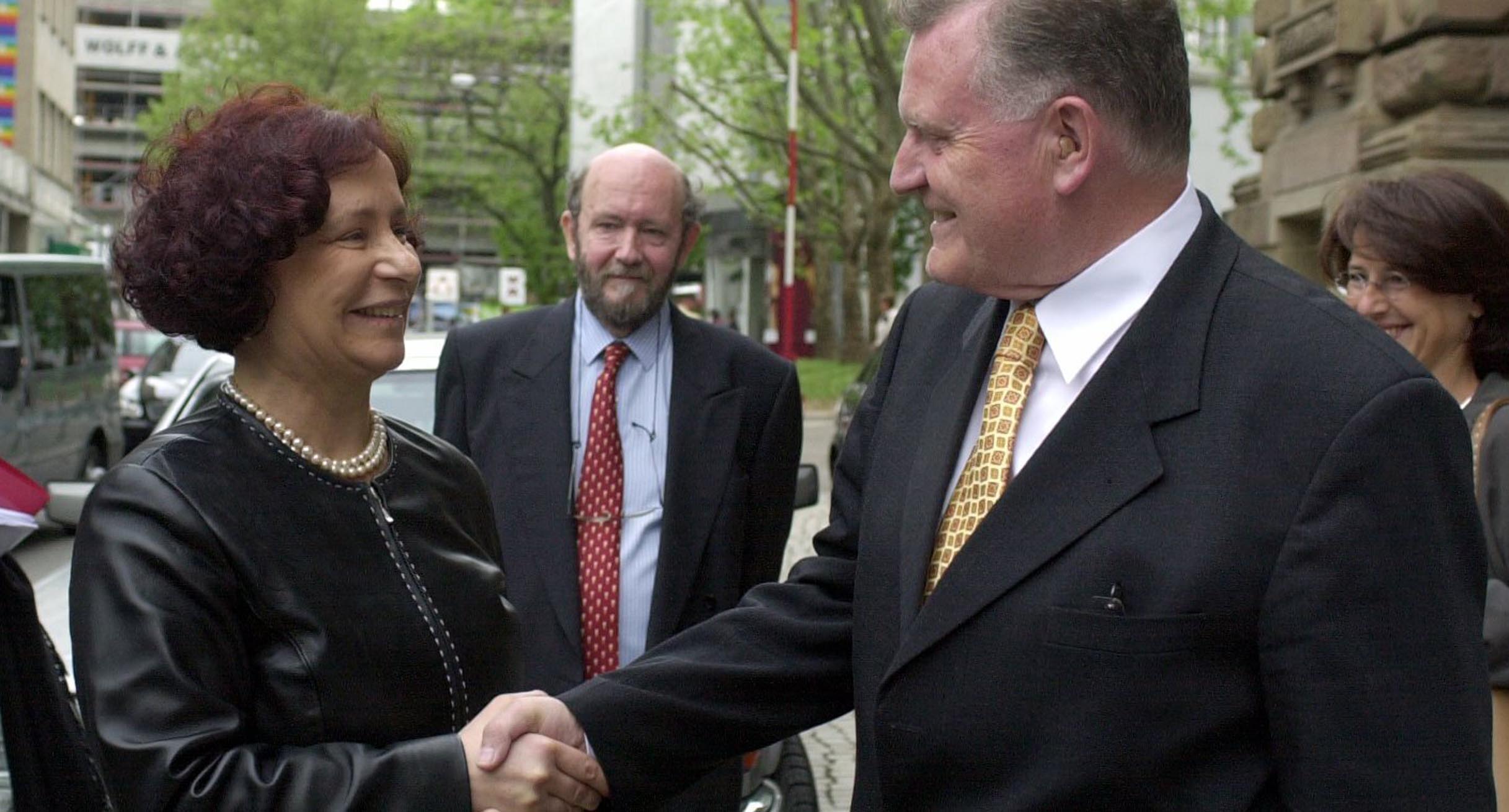 Der baden-württembergische Ministerpräsident Erwin Teufel (rechts) begrüßt die spanische Außenministerin Ana Palacio (links) in Stuttgart vor dem Haus der Wirtschaft.