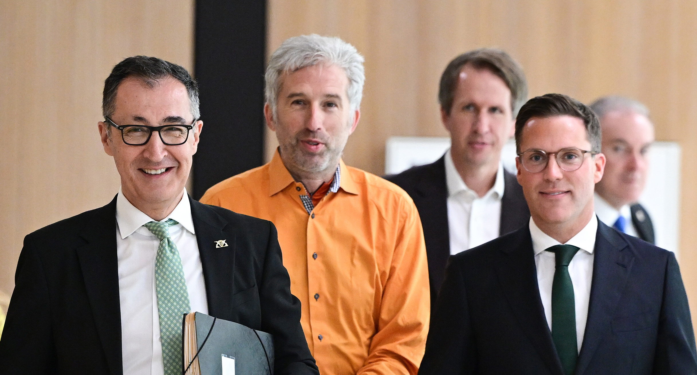 Ministerpr&auml;sident Cem &Ouml;zdemir (links) und Innenminister Manuel Hagel (rechts) mit dem T&uuml;binger Oberb&uuml;rgermeister Boris Palmer (zweiter von links), der als Unabh&auml;ngiger Rat f&uuml;r Staatsmodernisierung und Verwaltungsvereinfachung bestellt wird; dahinter Regierungssprecher Matthias Gauger (dritter von links).
