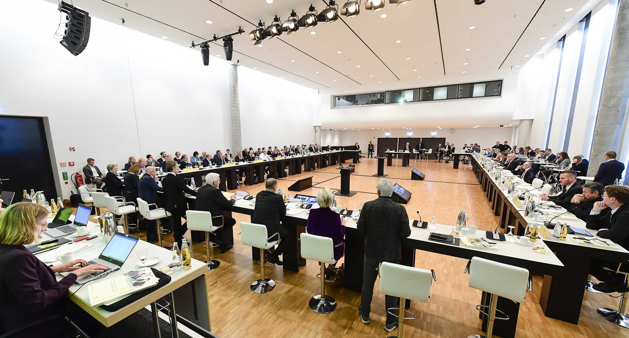 Blick in das Forum derachten Jahresveranstaltung des Strategiedialogs Automobilwirtschaft Baden-Württemberg auf der Messe Karlsruhe.