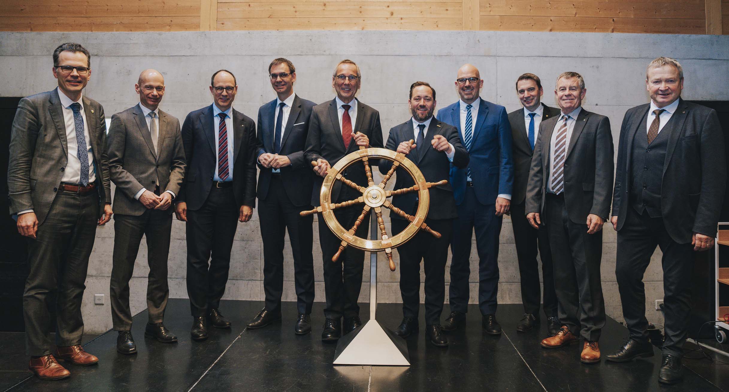 Gruppenbild bei der Regierungschefkonfererenz der Internationalen Bodensee-Konferenz: Europastaatssekretär Florian Hassler (5. von rechts) übernimmt für die Landesregierung symbolisch das Steuerrad der Internationalen Bodensee-Konferenz