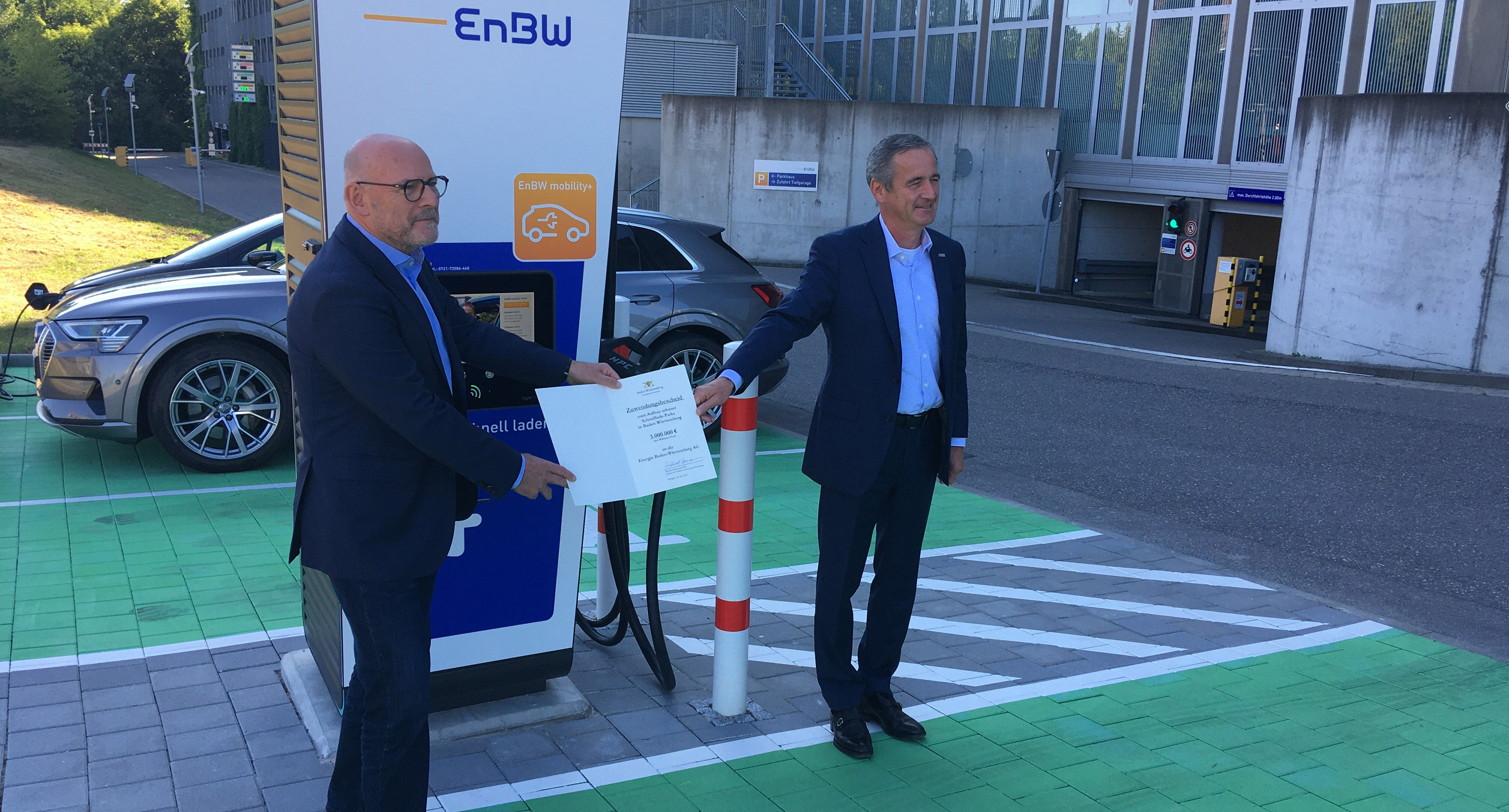 Verkehrsminister Winfried Hermann (l.) übergibt den Förderbescheid für das bundesweit einzigartige Projekt an EnBW-Chef Frank Mastiaux (r.) (Bild: Verkehrsministerium/Edgar Neumann)']