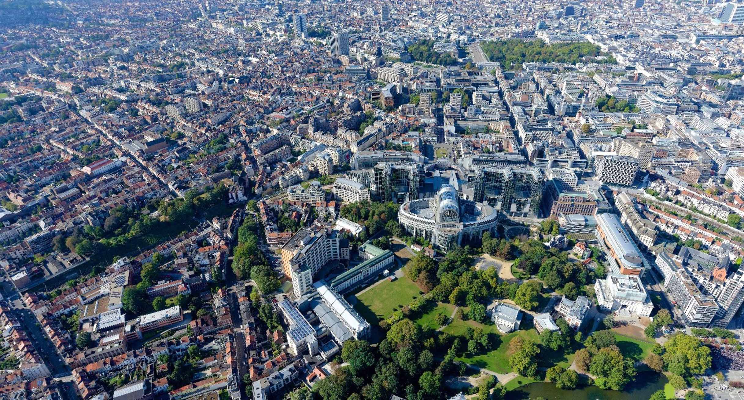 Luftaufnahme vom EU-Viertel mit Europäischem Parlament im Zentrum.