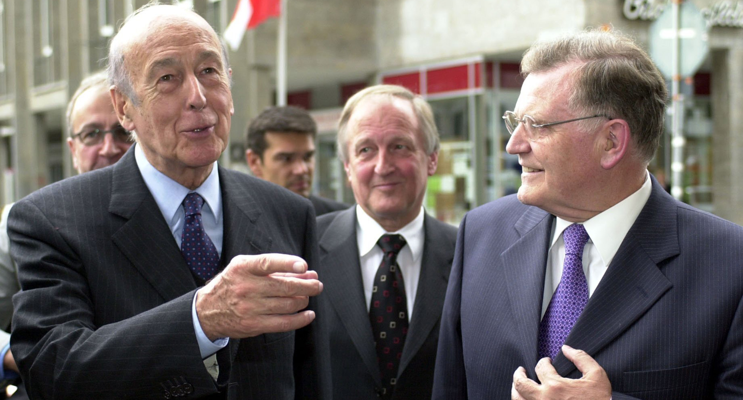 Valery Giscard d'Estaing (links), der frühere französische Staatspräsident, wird vor dem Haus der Wirtschaft in Stuttgart vom baden-württembergischen Ministerpräsidenten Erwin Teufel (rechts) empfangen.