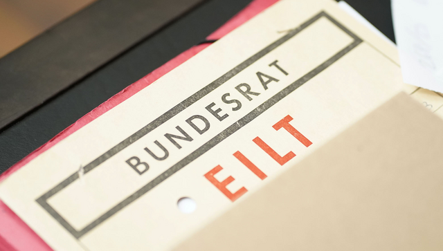 Aktendeckel Bundesrat mit dem Hinweis "eilt"