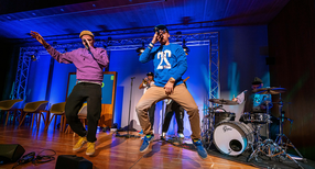 Geben ein Minikonzert: HipHop-Band Zweierpasch