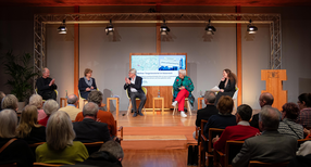 (v.l.n.r.) Peter von Becker, Cornelia Hecht-Zeiler, Hartmut Ga&szlig;ner, Claudia Roth, Shelly Kupferberg