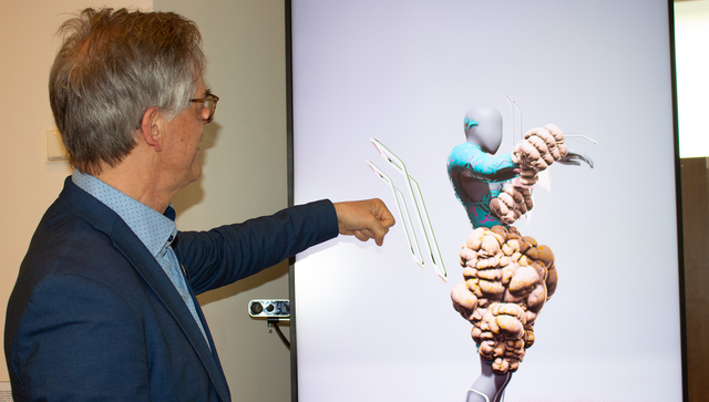 Staatssekret&auml;r Rudi Hoogvliet probiert die neue Installation im Foyer der Landesvertretung selbst aus