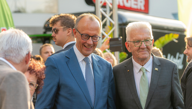 Bundeskanzler Friedrich Merz und Ministerpräsident Winfried Kretschmann bei der 60. Stalllwächterparty der Landesvertretung Baden-Württemberg beim Bund