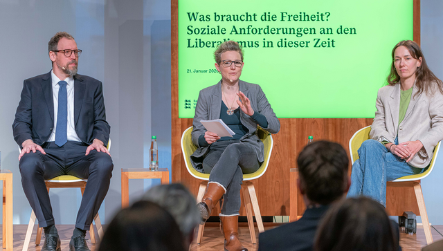 V.l.n.r.: Prof. Dr. Jonas Radl, Tina Groll und Julia Jirmann sitzen auf dem Podium