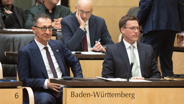 Ministerpr&auml;sident Cem &Ouml;zdemir und Innenminister Manuel Hagel sitzen auf der L&auml;nderbank im Bundesrat.