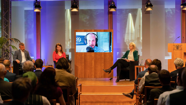 Prof. Dr. Christian St&ouml;cker, Dr. Anna Christmann, Jonas Andrulis (digitale zugeschaltet) und Moderatorin Sonja &Aacute;lvarez