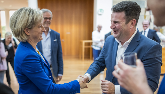 Dr. Nicole Hoffmeister-Kraut und Bundesarbeitsminister Hubertus Heil treffen im Foyer der Landesvertretung aufeinander. beide begr&uuml;&szlig;en sich herzlich.