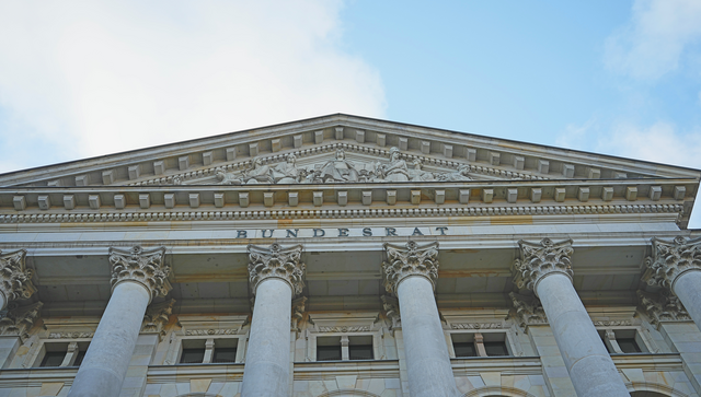 Das Geb&auml;ude des Bundesrates ist aus der Froschperspektive zu sehen.