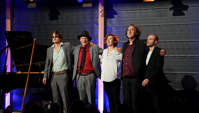 Die f&uuml;nf Darsteller:innen des Abends stehen Arm in Arm auf der B&uuml;hne