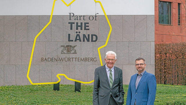 Ministerpr&auml;sident Winfried Kretschmann und Daniel Mouratidis, Leiter des Leitungsstabs stehen vor dem L&Auml;ND Shape in der Tiergartenstra&szlig;e