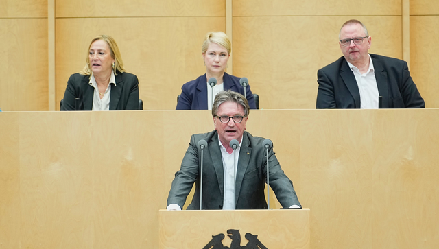 Gesundheitsminister Manne Lucha steht am Redepult im Bundesrat und hält seine Rede zum Tagesordnungspunkt Krankenhaustransparenzgesetz