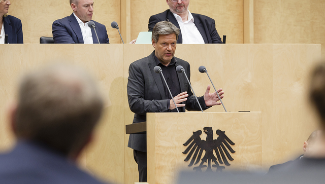 Bundeswirtschaftsminister Robert Habeck bei seiner Rede während der 1043. Bundesratssitzung