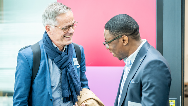 Staatssekret&auml;r Rudi Hoogvliet im Gespr&auml;ch mit Timi Olanrewaju