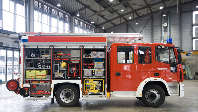 Seitlich ge&ouml;ffnetes Feuerwehrfahrzeug. Quelle: Gertrud-Luckner-Gewerbeschule Freiburg, Klasse D3FG, Schuljahr 09/10
