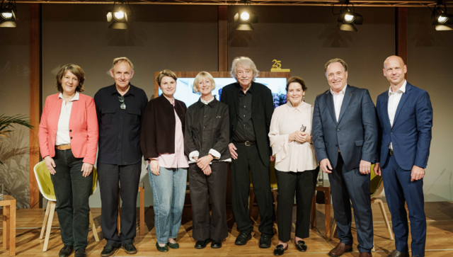Gruppenfoto mit v.l.n.r.: Dr. Gisela Splett, Volker Staab, Annabelle von Reutern, J&oacute;rrun Ragnarsdottir, Dietrich Bangert, Amber Sayah, Bernd M&uuml;ller und Dienststellenleiter Stephan Ertner