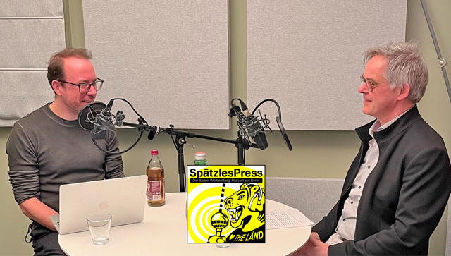 Markus Beckedahl und Staatssekretär Rudi Hoogvliet sitzen sich gegenüber im Aufnahmestudio